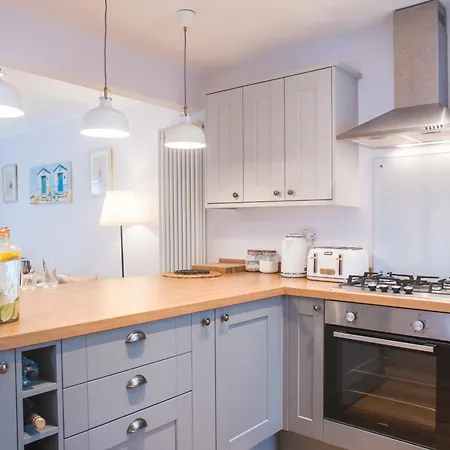 Superb Location 2 Bed House In Clifton By Mycityhaven *