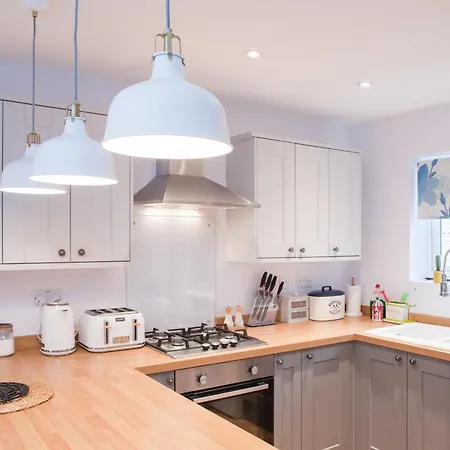 Superb Location 2 Bed House In Clifton By Mycityhaven *