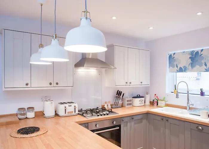 Superb Location 2 Bed House In Clifton By Mycityhaven *