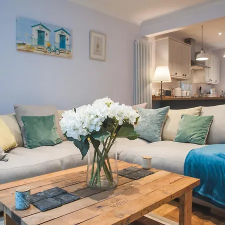 Superb Location 2 Bed House In Clifton By Mycityhaven